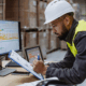 Disponent arbeitet am Computer mit GPS-Tracking-Karte, auf der Live-Standorte von Fahrzeugen sichtbar sind – Symbol für modernes Dispatching und effizientes Fuhrparkmanagement mit Novon Tracking.