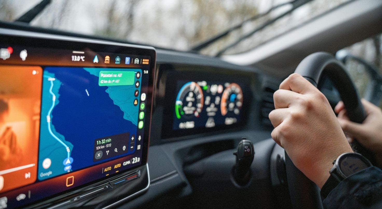 Fake Kennzeichen GPS Tracker schützt Fahrzeuge vor Benzindiebstahl und Kennzeichenbetrug – moderne Live-Überwachung 2026